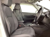 セレクトレバーの下に電子制御パーキングブレーキがあります。スイッチひとつで、停車した地点の傾斜などをシステムが検知・判断してブレーキ力を自動的に最適制御し、しっかり停車できるパーキングシステムです。