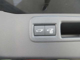 スイッチひとつで電動開閉できるパワーリヤゲート!!荷物などで手がふさがっている時や離れた場所からでも、スマートにカーゴルームにアクセスできます♪