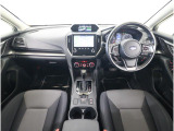 視界の良さが魅力の運転しやすいコックピットです。シンプルで操作性に優れたインパネデザインと、SUBARUならではの安全性能にこだわった視界設計が活かされています。