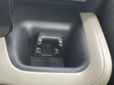 手の届きやすい位置に設置されたドリンクホルダー
