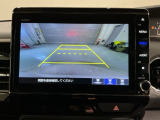 リバースギアに入れるだけで後方の表示へ切り替わります。夜間や雨の日の駐車も楽になりますよ。