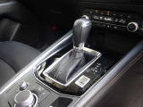 【オートブレーキホールド】停車中にブレーキペダルから足を放しても、ブレーキを自動的に制御して、車両の停車状態を保持する機能です。信号待ちなどの停車時に運転者の負担を軽減します。
