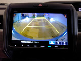 バックカメラの画像です。ガイドラインがスムースな車庫入れをサポートいたします。車庫入れの安心感がアップしますね。