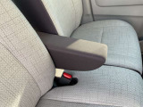 フロントシートにはセンターアームレスト付き、長時間の運転で疲れた腕を乗せてください。