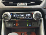 ●デュアルオートエアコン●!運転席と助手席で、それぞれお好みに合わせて温度設定が行えます♪