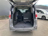 シートをすべて倒すとこんなに広々。たくさん荷物を積めます。これだけのスペースであればかなりの荷物が載せられます☆