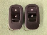スマートキーを装備しています。鍵を差し込むことなくドアロックの開け閉めと、スタートボタン操作でのエンジンスタートができます。スペアキーも同じものを用意しております。