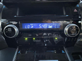 【左右独立温度コントロール式フルオートエアコン(DUAL/SYNC)】運転席側と助手席側でそれぞれ自由に温度設定ができ、快適な風量やモードなどを自動調整します!