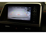 【バックモニター】 車庫入れ時など、後ろが確認できて安心です。運転に自信がない方にはおすすめの装備です。ただし、バック時目視での確認も忘れずに。