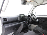ダイハツのお店では、ダイハツ車を知り尽くしたプロフェッショナルが、専用の診断機器を使って各システムを点検しております。