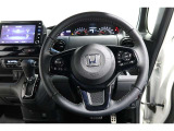 運転中もハンドルでの操作が可能です。特に高速道路等の目が離せない運転時には、便利さだけでなく、安全性も兼ね備えております。