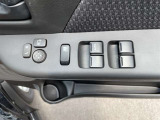 窓スイッチは使用感が出やすい所。文字消えや汚れ、オート機能・ロック操作の有無も確認◎。