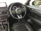 ドライバーが心に余裕をもって運転に集中できること、助手席や後席からもすっきりと前を見通せる空間の起点となり、全員が安心してドライブを楽しめることをモットーにシンプルなレイアウトとなっています。