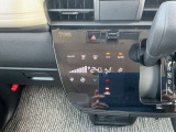 タブレット端末のようなタッチパネル式のオートエアコン採用。凹凸のない滑らかな表面で操作感を高めています。