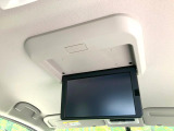 【フリップダウンモニター】大画面モニターで後席でもエンタメをお楽しみいただけます。小さなお子様にも大人気の装備です♪