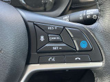 プロパイロットのセットは、親指だけの2ステップでOK!車線をキープし、リーフがアクセル、ブレーキ、ステアリングをコントロールして、前車との車間距離を保つ手助けをします。