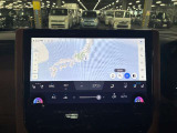 ディスプレイオーディオやカーナビは、現代のドライブにおいて欠かせない装備のひとつです。初めての場所でも迷いにくく、快適なルート案内で運転をサポートします。移動中のエンターテインメント性も高まります。