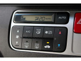 フルオートエアコンを装備。車内の温度設定だけでなくPM2.5にも対応した高性能集塵フィルターも装備しており車内はいつも快適空間♪
