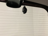 後方にもドライブレコーダーのカメラが付いています。前後両方でお車の周りを監視・記録いたします。