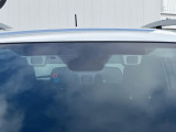 【アイサイトVer2】前方の車両等を検知し、衝突しそうな時は警報で注意を促し、ブレーキを踏む力をサポート。ブレーキを踏めなかった場合は衝突被害軽減ブレーキが作動、衝突回避をサポートします。