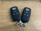 【スマートキー】 スマートキーを携帯していれば、ドアハンドルのボタンを押してロックの解除ができ、パワースライドドアもワンタッチで開閉できます。