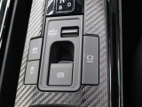 「HOLD」スイッチを押し、システムONの状態にしておくことで、渋滞や信号待ちなどでブレーキを踏んで停車した時にブレーキを保持。アクセルを踏むと解除されます。