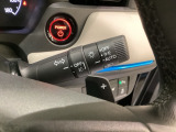 ステアリングホイール・後ろの減速セレクターは、左右に取り付けられた2つのパドルスイッチで減速の強さを調整。左側の「-」を操作すると減速を強く、右側の「+」を操作すると減速を弱くすることができます。