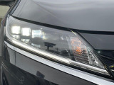 【LEDヘッドライト】悪天候や夜間走行時も良好な視界を確保し安心して運転できる高輝度LEDヘッドライトを装備!点灯速度が早く、消費電力も抑えられています。
