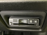 ハンドルの右下にETCがついています。高速道路の料金所の通過も楽々です!。 カードの取り出しもしやすい場所についています。