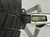 冬タイヤの残り溝は5.6mmです。スリップラインからは3.9mmとなっております。