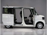 スライドドアは両側電動スライドドアになっています。運転席からの開閉も出来、リモコンキーで離れたところから開閉できますのでとても便利です。
