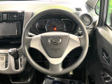 インテリアに合わせたデザインのステアリングは、運転される方のことも考え、運転しやすい形状、大きさです。是非一度、実際に触ってお確かめください。