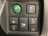 Hondaセンシング用の、VSA(ABS+TCS+横滑り抑制)解除と路外逸脱抑制機能のオンオフスイッチなどはハンドルの右側に装備しています。燃費に役立つECONボタンもここです。