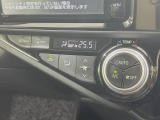 【オートエアコン】一度お好みの温度に設定すれば、車内の温度を検知し風量や温度を自動で調整。暑い&hellip;寒い&hellip;と何度もスイッチ操作をする必要はありません。快適な車内空間には必須の機能ですね♪