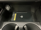 スマートフォンを置いたまま充電出来るワイヤレス充電器付きです!「