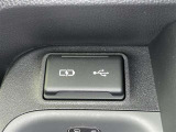 充電用USB端子付き。スマートフォンなどの充電に便利です。