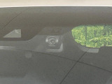 【トヨタセーフティセンス】走行中に前方の車両等を認識し、衝突しそうな時は警報とブレーキで衝突回避と被害軽減をアシスト。より安全にドライブをお楽しみいただけます。