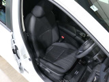 程よい硬さとホールド性が高いシートで長時間運転も快適です。