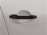 MINIはドアが分厚いです。衝突によりドアがつぶれてしまった場合にも外からいち早くドアを開けれるよう考えられています。数十秒の救出の遅れが命につながりかねない場合、こういった配慮が重要なポイントです。