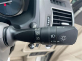 【オートライト(AUTO)】外の明るさをシステムが感知して、自動でヘッドライトが点灯します。ヘッドライトをつけ忘れを防ぐ便利機能です。