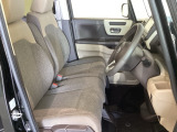 女性でも運転がしやすいように、シートの高さ調整機能(シートリフター)がついています。運転席と助手席の間が空いている為、助手席側への移動がスムーズです。交通量の多い道でも助手席側から乗り降りができます。