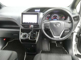 運転席からの視界はこんな感じです☆お気軽にご来店いただき、実際に座って是非お確かめください。ドライバーに寄り添う快適な操作フィールをもたらすステアリングです。