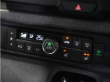【オートエアコン】温度を設定すれば自動で快適な車内温度を保ちます。エアコン内部の高性能脱臭フィルターで車内のアレルゲンや花粉を除去。