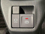 指先だけで簡単に操作が可能な電動パーキングブレーキを採用。「HOLD」スイッチを押すと、渋滞や信号待ちなどでブレーキペダルから足を離しても、ブレーキを保持するので安心です