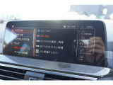 高精細ワイド・ディスプレイ: 視認性に優れた大型タッチパネルを採用。ナビゲーションだけでなく、エンターテインメント機能も鮮明に表示します。
