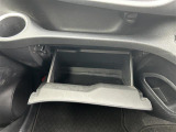 【グローブボックス】大容量のグローブボックスです!!車検証ケース他、日頃使う小物類の収納スペースもたくさんあります!