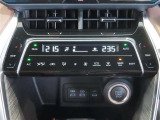 左右独立温度コントロールフルオートエアコンです。運転席、助手席それぞれで独立して温度設定ができます。冷え性の方が乗っても安心ですね♪