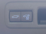【パワーバックドア】スマートキーや運転席のボタンを押すだけでリアゲートが自動で開閉します!荷物を持っている時や、高い位置にあるバックドアを閉める際に便利な機能です♪