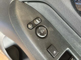 狭い駐車場で便利な電動格納ドアミラーが付いています。