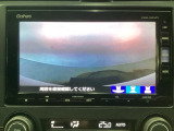 【バックカメラ】運転が苦手な方も車庫入れラクラクです!ギアをリバースに入れれば自動的に切り換わりますので、面倒な操作は不要です♪狭い駐車場もお車を傷つけず安心ですね!